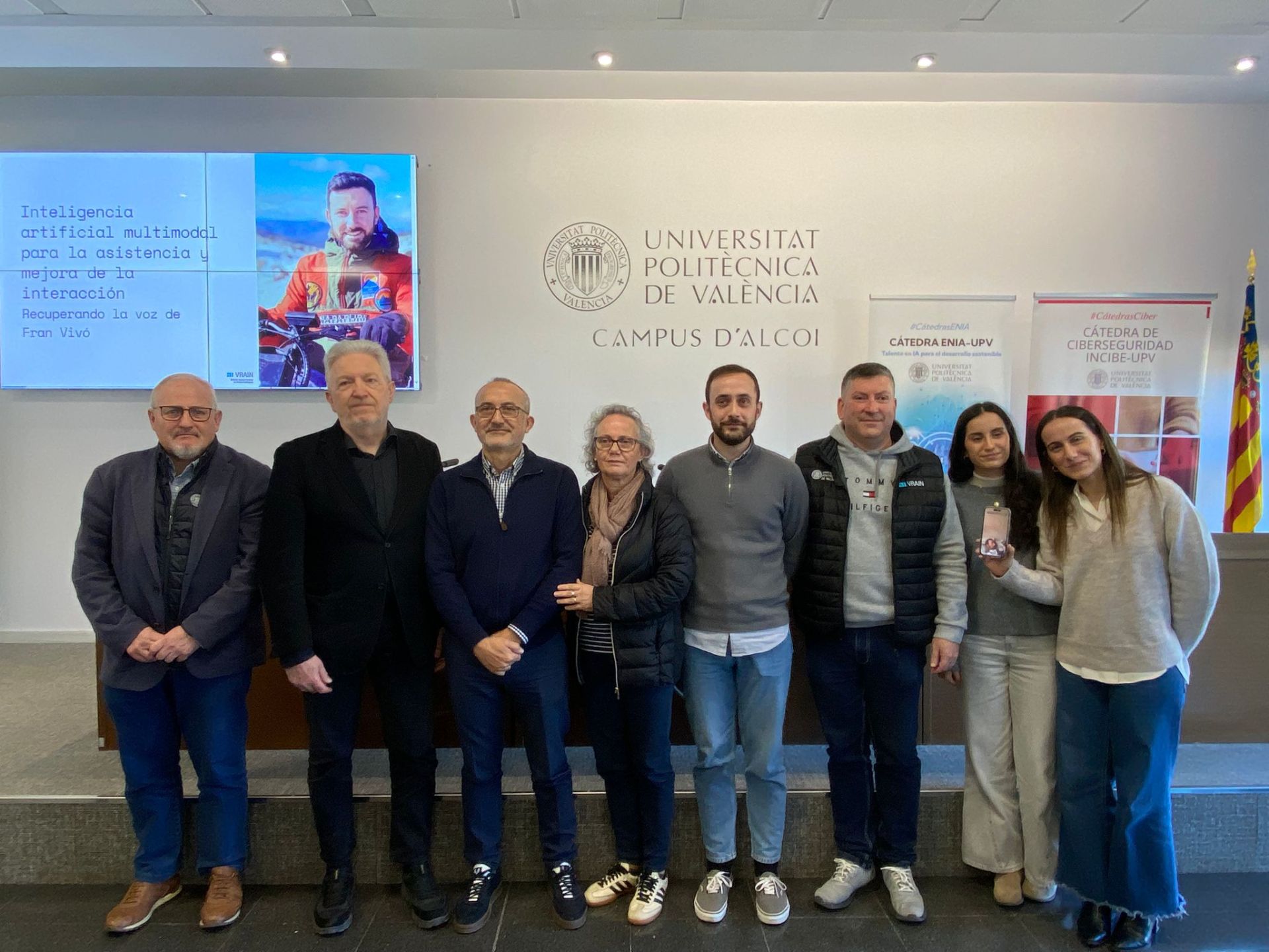 Jordi Linares, director del proyecto, y Vicent Boti, director de ValgrAI, con familares de Fran, en la presentación de hoy.