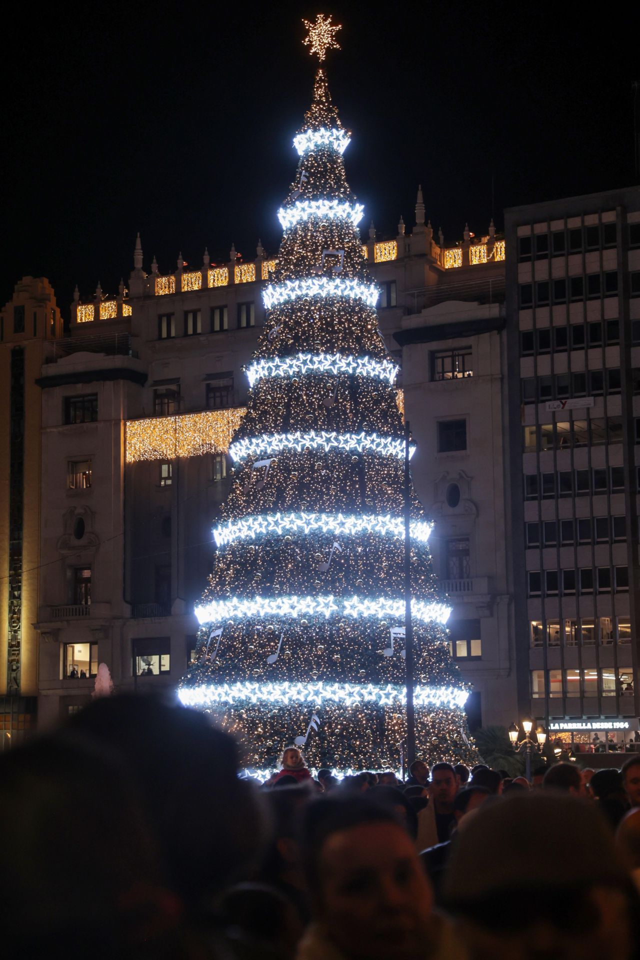 FOTOS | Así ha sido el encendido de luces de la Navidad 2025 en Valencia