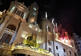 Acto de encendido de luces, con espectáculo musical y pirotencia, en la plaza del Ayuntamiento.