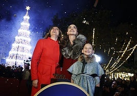 La alcaldesa y las falleras mayores de Valencia 2025, durante el encendido de las luces de Navidad.