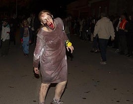 Una chica caracterizada de zombie.