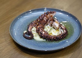 Pulpo a la plancha con su cama de puré de patata, otro plato clonado en las cartas de restaurantes.