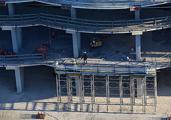 Aspecto exterior del estadio en obras.