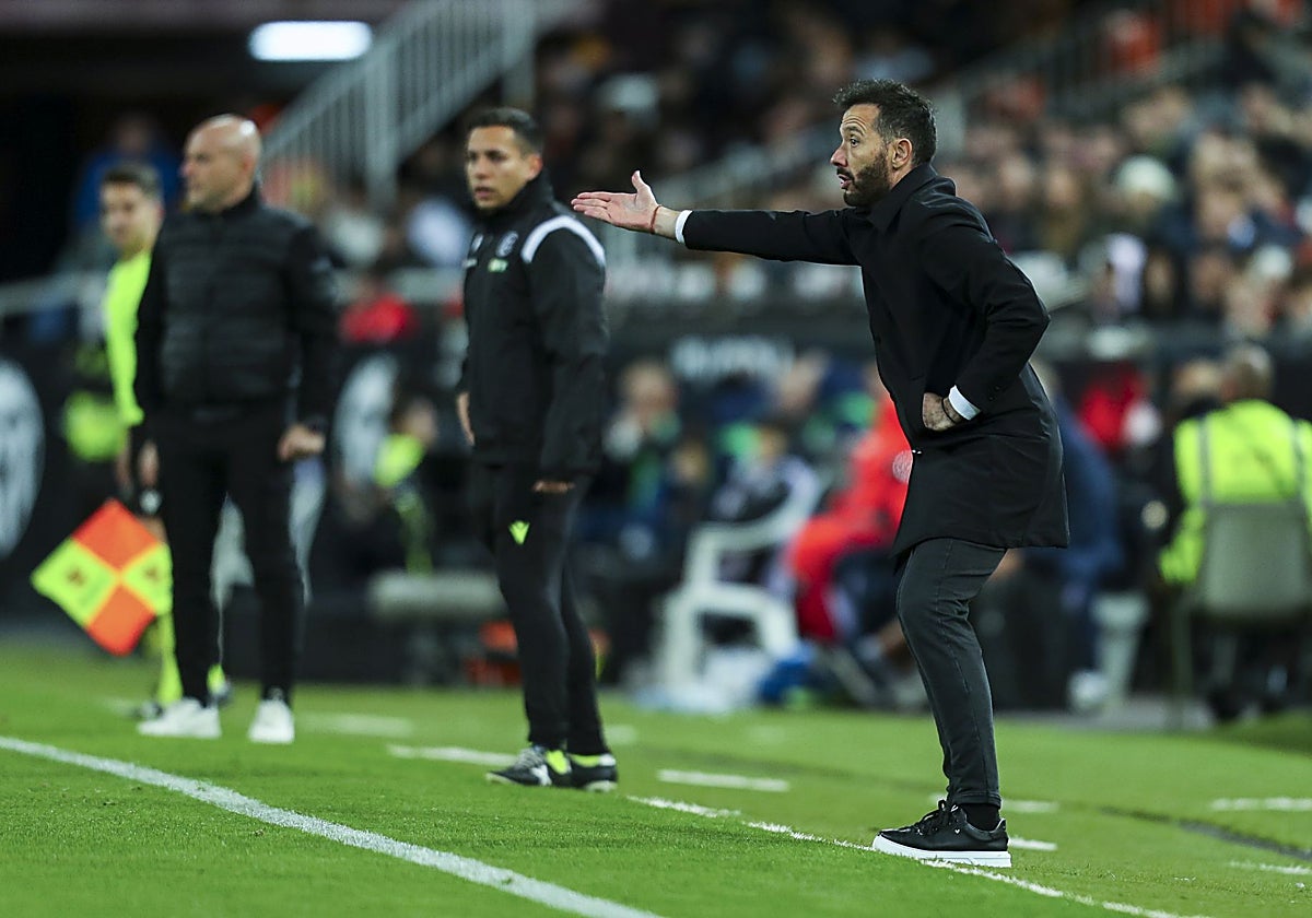 Corberán dando indicaciones a su equipo desde el área técnica