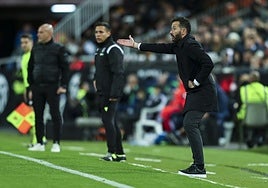 Corberán dando indicaciones a su equipo desde el área técnica