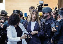 La periodista Maribel Vilaplana a la entrada a los juzgados.