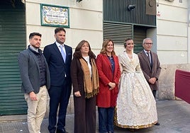 Dos jóvenes juegan en la nieve.