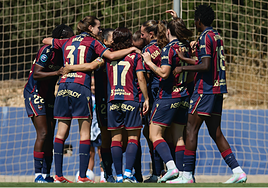 Las jugadoras del Levante femenino celebran un gol.
