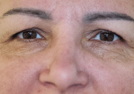 Quique, en la plaza de la Almoina de Valencia, con su perra, su gata, y sus pocos enseres.