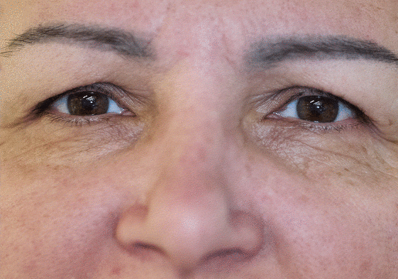 Quique, en la plaza de la Almoina de Valencia, con su perra, su gata, y sus pocos enseres.