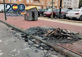 Uno de los contenedores quemados por la mujer detenida.