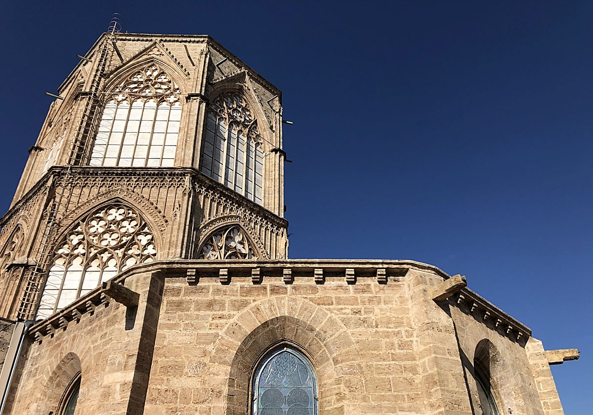 Imagen principal - Ábside de la Catedral y gárgolas en las que se ha intervenido.