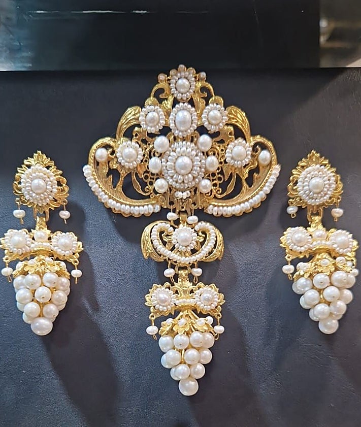 Imagen secundaria 2 - Peinetas y pendientes de José de Roses y detalle del dibujo de la tela, con granadas.