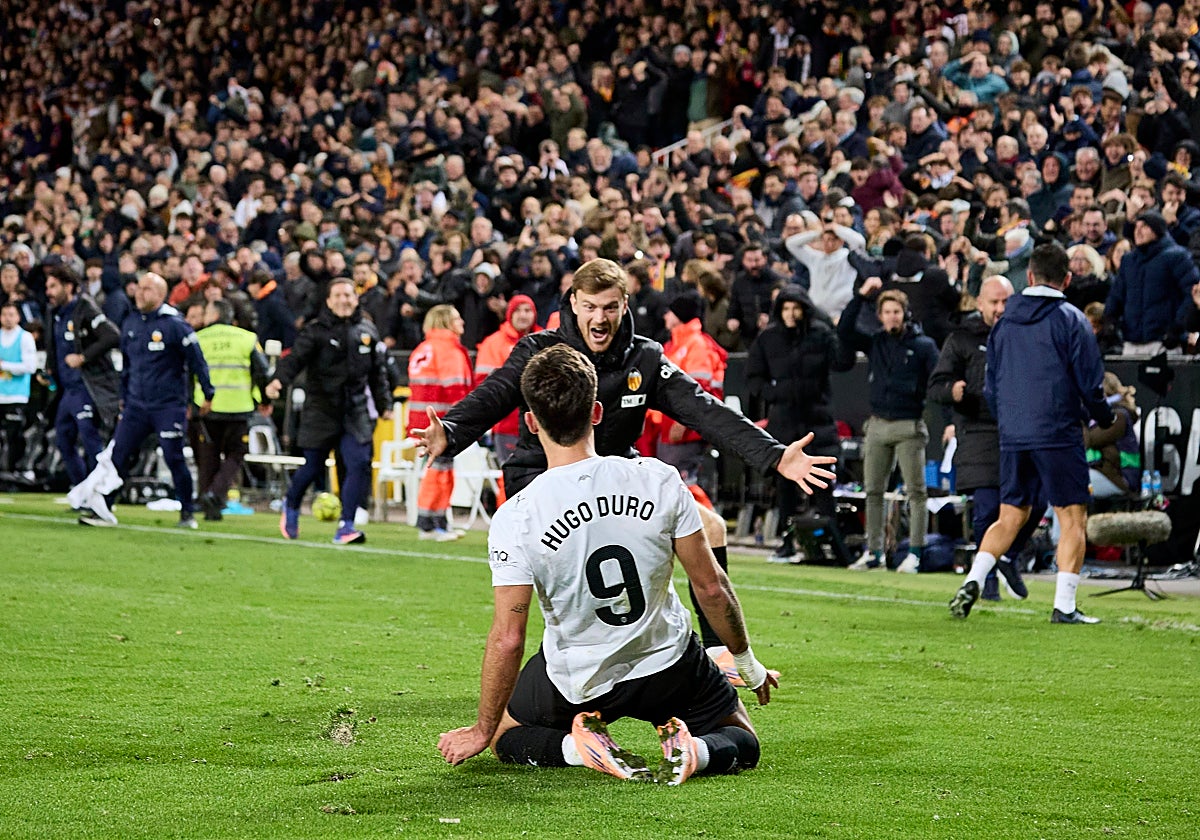 Hugo Duro celebra el gol del derbi delante de la afición del Valencia.