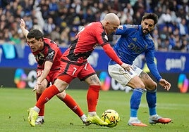 Isi Palazón pugna un balón con un jugador del Oviedo.
