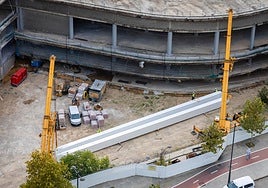 Uno de los dos pilares que llegaron, ayer en la parcela del Nou Mestalla.