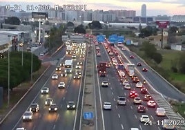 Atascos en la V-31 este lunes, 24 de noviembre.