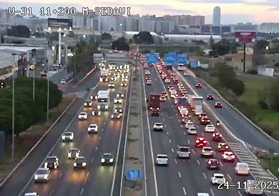 Atascos en la V-31 este lunes, 24 de noviembre.