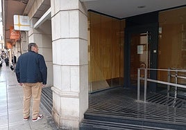 Un hombre observa la clínica dental que este lunes sigue cerrada.