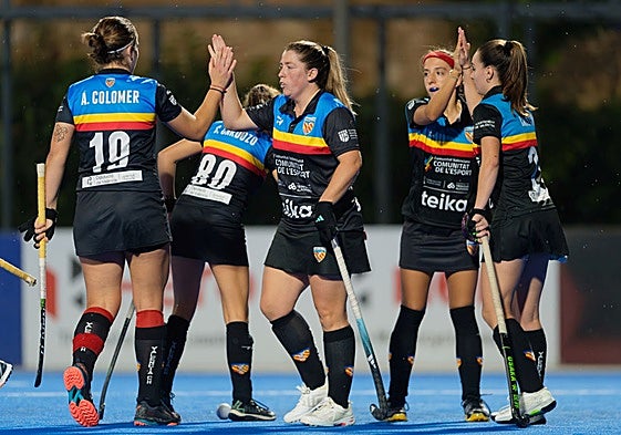 Jugadoras del Valencia CH celebrando una acción