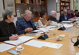 Miembros del Consell Valencià de Cultura, entre ellos su presidente, durante el plano de este lunes.