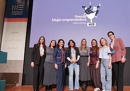 Imagen de la ganadora Paula Sánchez junto con Hortensia Roig, Marta Nogueras, las finalistas y el jurado