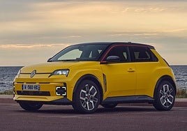 Numerosos guiños a la estética del Súper 5 original.