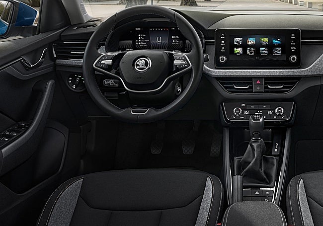 Doble pantalla, pero también controles manuales para el sistema de climatización.