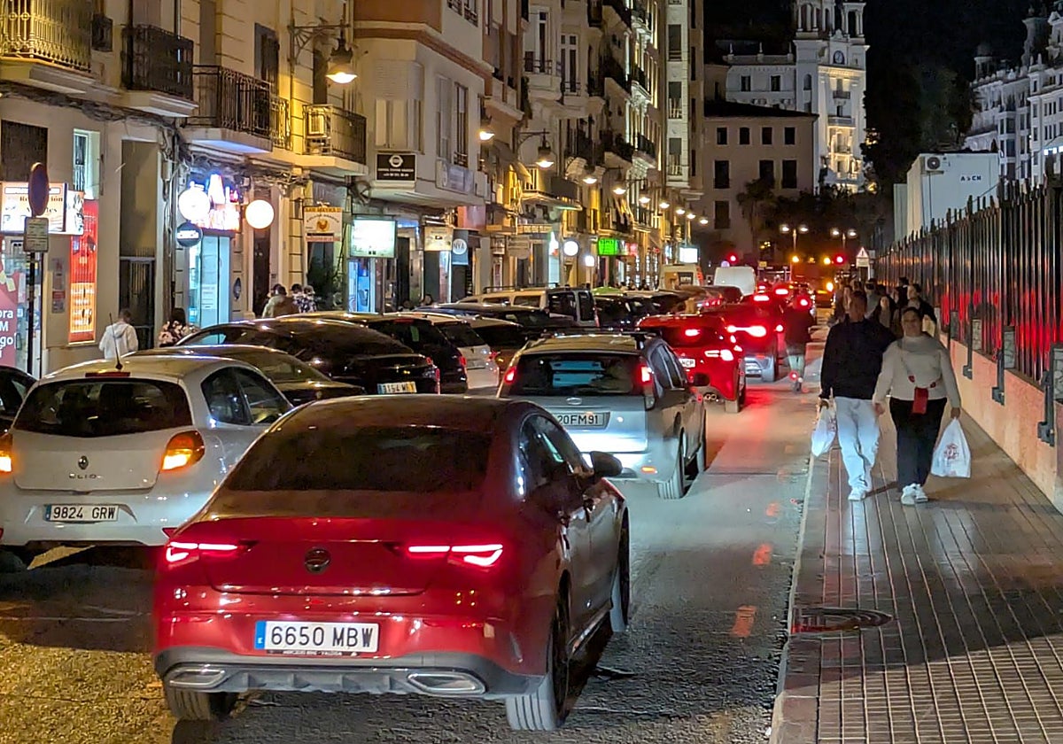 Coches en la calle Bailén, el sábado pasado.