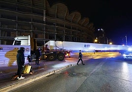 Los pilaresen su llegada al Nou Mestalla.