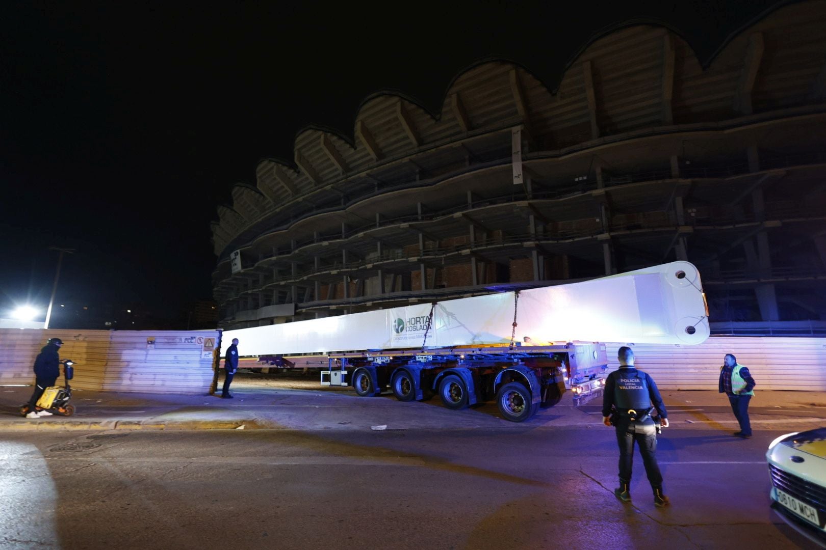 Imagen secundaria 1 - Los camiones con las vigas, accediendo al Nou Mestalla.