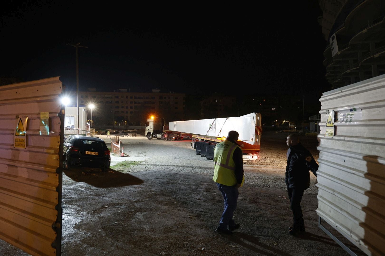 Imagen secundaria 2 - Los camiones con las vigas, accediendo al Nou Mestalla.
