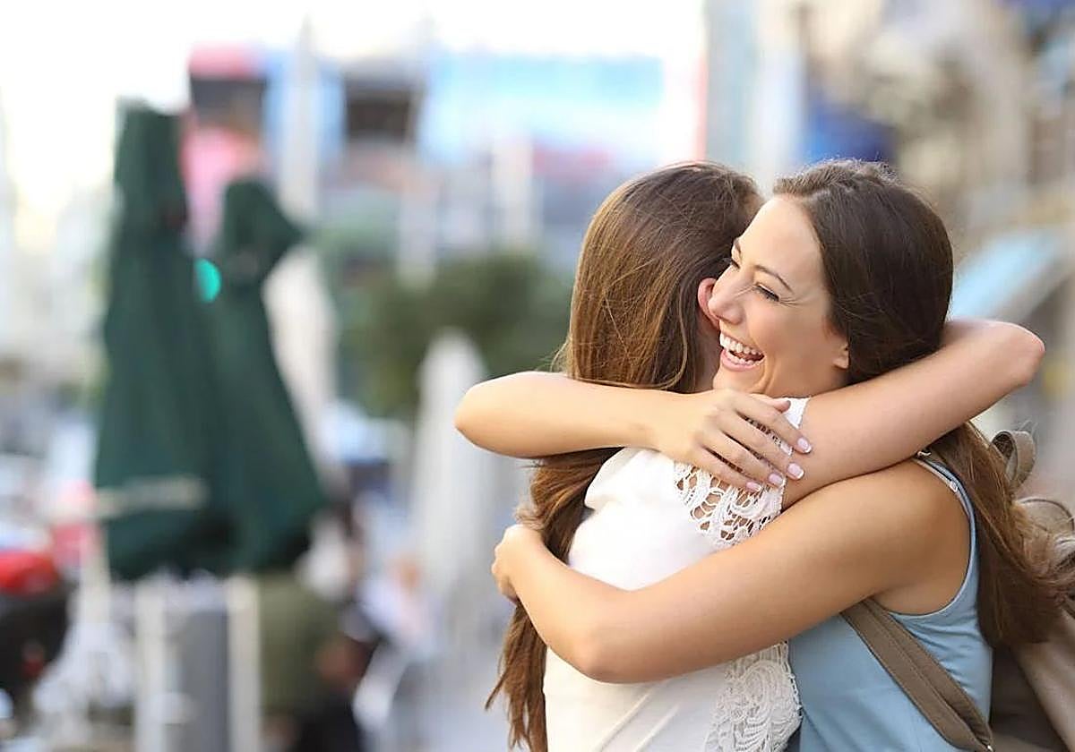 Un abrazo, en imagen de archivo.