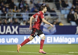 Alberto Marí anota el primer gol con el Mirandés.