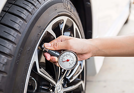 Persona comprobando la presión de los neumáticos