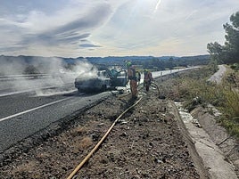 El coche incendiado en el puerto de Càrcer, salida a Xàtiva.