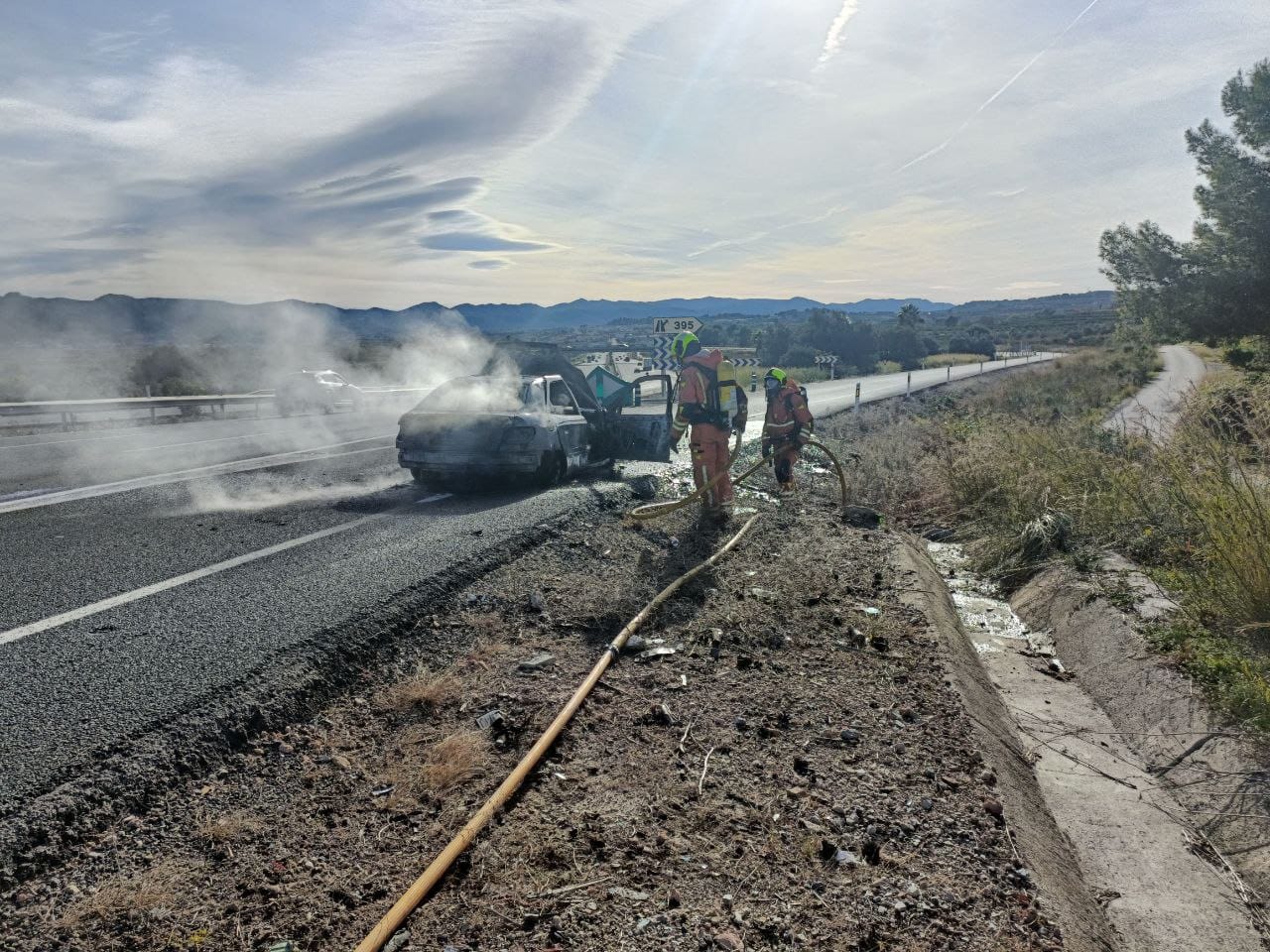 El coche incendiado en el puerto de Càrcer, salida a Xàtiva.