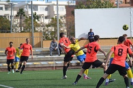 Panucci luchando con la defensa rival.
