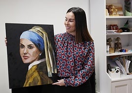 Diana Bon observa su reinterpretación de 'La joven de la perla' como doña Letizia manchada con barro.