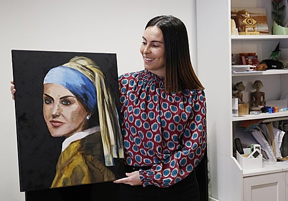 Diana Bon observa su reinterpretación de 'La joven de la perla' como doña Letizia manchada con barro.