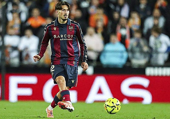 Unai Vencedor, con el Levante en Mestalla durante el derbi ante el Valencia.