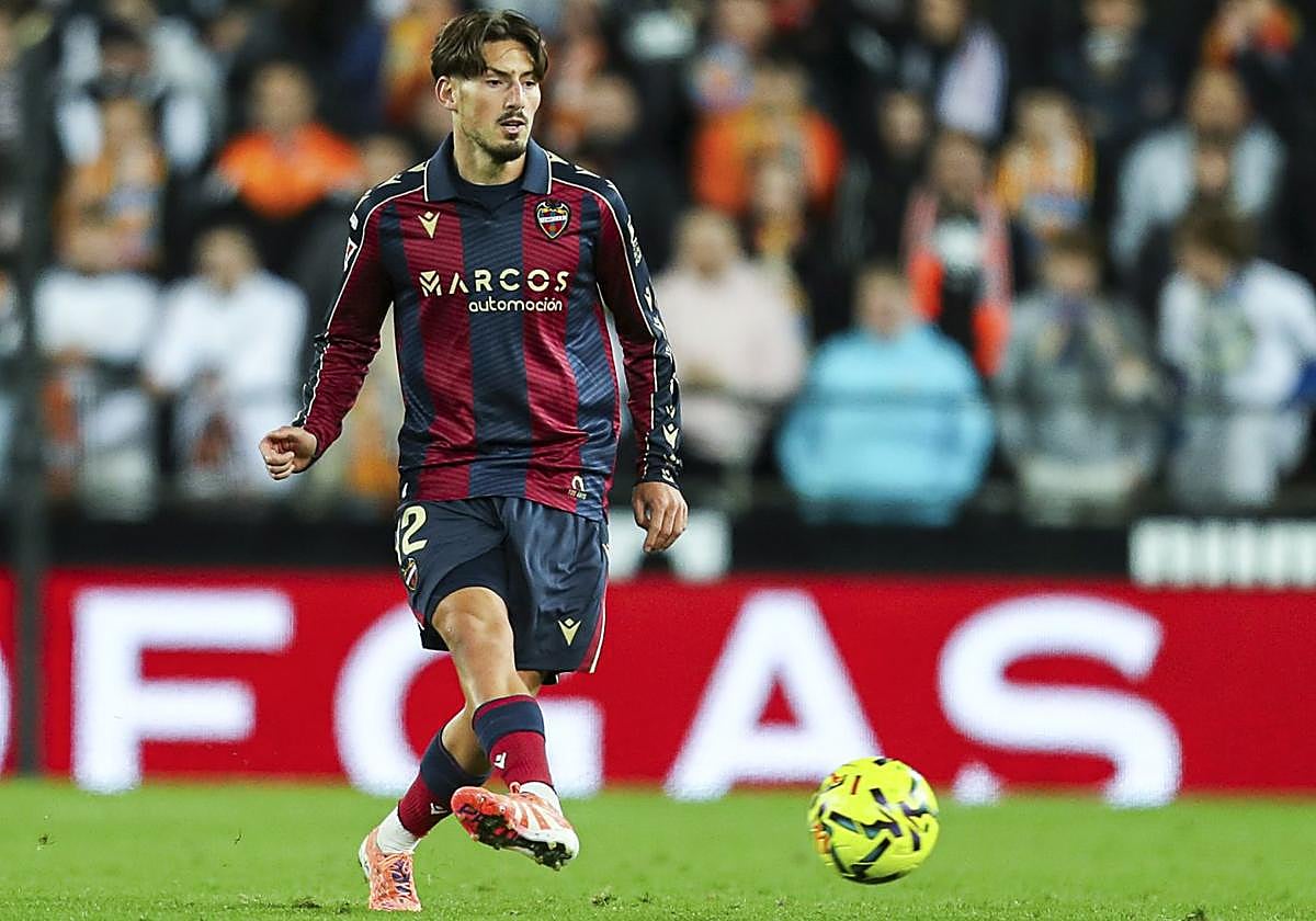 Unai Vencedor, con el Levante en Mestalla durante el derbi ante el Valencia.
