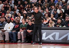 Kenny Atkinson da instrucciones durante el partido de este lunes en Toronto.