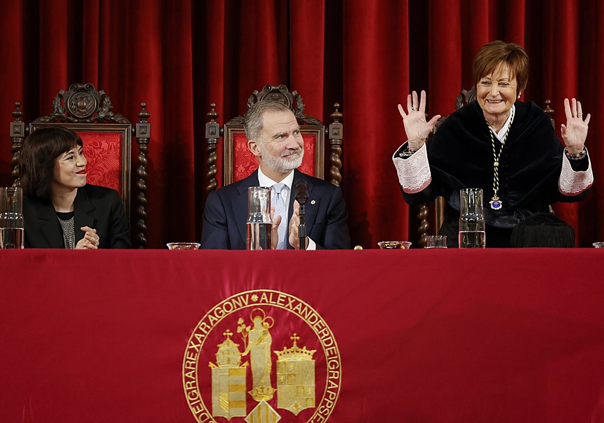 Mestre agradece los aplausos de los asistentes al Paraninfo tras su discurso.