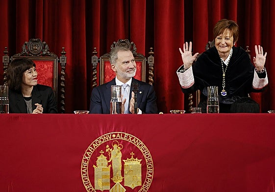 Mestre agradece los aplausos de los asistentes al Paraninfo tras su discurso.