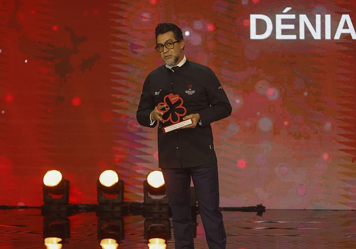 El cocinero Quique Dacosta, recibiendo el galardón este martes.