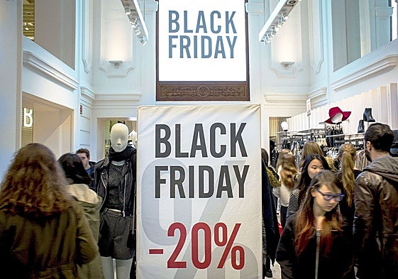 Cientos de personas realizan compras en Valencia durante las rebajas del Black Friday