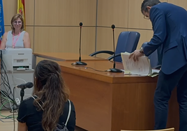 La mujer condenada (de espalda) en la primera sesión del juicio.