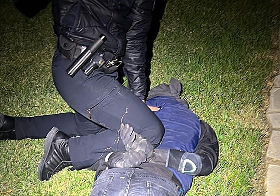 El ladrón detenido dentro de la parcela de un chalé.