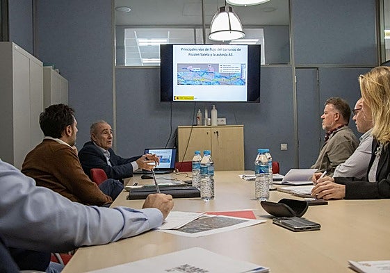 Reunión entre responsables del Ayuntamiento de Xirivella y la CHJ.
